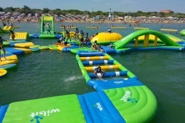 плавучий аквапарк плавучий аквапарк